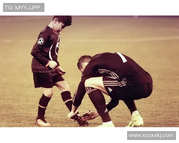 足球明星绝招揭秘与技巧解析图解全方位展示球场上的精彩瞬间